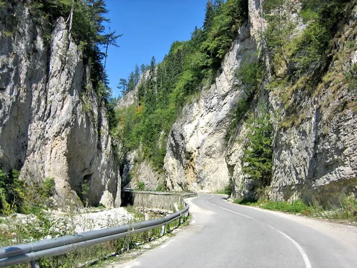 Път между отвесни скали