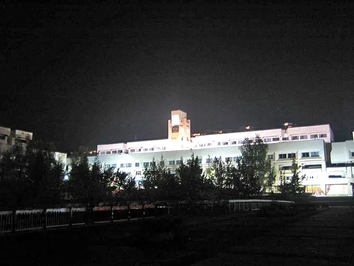 Осветена сграда в центъра на Смолян